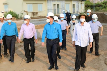 Đoàn công tác cùng lãnh đạo Tỉnh ủy Tiền Giang khảo sát dự án xây dựng nhà thiết chế Công đoàn tại tỉnh Tiền Giang. 