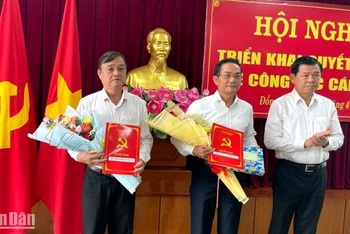 Đồng chí Võ Văn Chánh và đồng chí Huỳnh Tấn Đạt nhận quyết định của Ban Thường vụ Tỉnh ủy Đồng Nai.