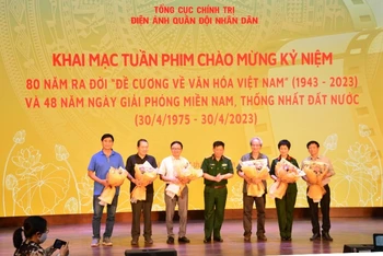 Thiếu tướng Lê Xuân Sang tặng hoa các nghệ sĩ và đơn vị sản xuất có phim tham gia Tuần phim. 