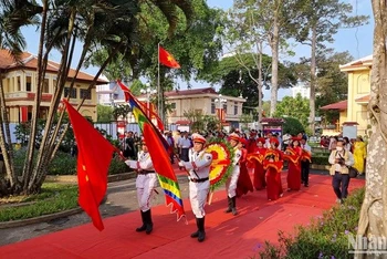 Đoàn lãnh đạo tỉnh Vĩnh Long tiến vào Nhà thờ Vua Hùng trong khuôn viên Bảo Tàng tỉnh Vĩnh Long để dâng hương, dâng vật phẩm lên Vua Hùng.