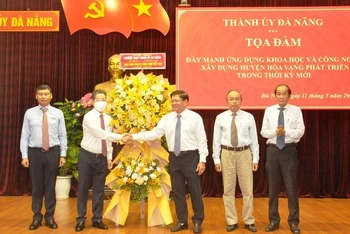 Lãnh đạo thành phố tặng hoa cho các nhà khoa học, chuyên gia… nhân Ngày Khoa học và Công nghệ Việt Nam. 
