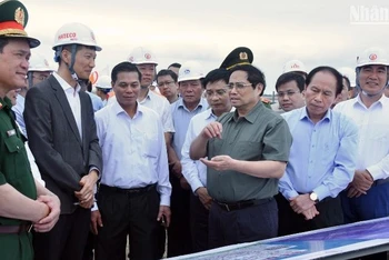 Thủ tướng Phạm Minh Chính nghe các đơn vị báo cáo tình hình tiến độ xây dựng các bến cảng tại Cảng cửa ngõ quốc tế Hải Phòng. (Ảnh: Trần Hải)