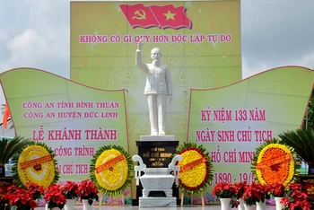 Tượng đài Chủ tịch Hồ Chí Minh tại Công an huyện Đức Linh. 