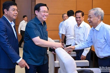 Chủ tịch Quốc hội Vương Đình Huệ với các cán bộ hưu trí tỉnh Cà Mau dự cuộc gặp mặt.