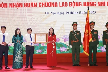 Phó Chủ tịch nước Võ Thị Ánh Xuân trao Huân chương Lao động hạng Nhì tặng tập thể lãnh đạo, cán bộ, giáo viên và người lao động Trường Lê Duẩn.