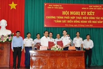 Tỉnh Tiền Giang và Cảnh sát biển Việt Nam ký kết phối hợp. 