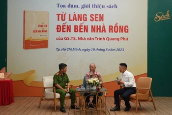 Nhà văn Trình Quang Phú trao đổi với độc giả về cuốn sách “Từ Làng Sen đến Bến Nhà Rồng”. 