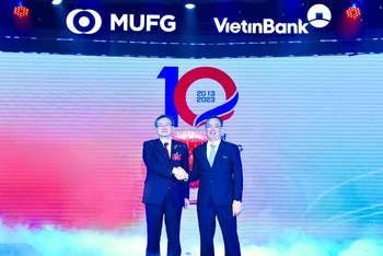 Chủ tịch HĐQT VietinBank và Giám đốc MUFG Bank tại buổi lễ.