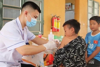 Cán bộ y tế Điện Biên triển khai tiêm vaccine phòng bệnh bạch hầu cho trẻ em xã Pú Nhi, huyện Điện Biên Đông. 