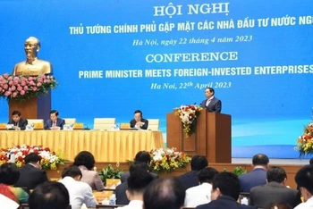 Thủ tướng Phạm Minh Chính phát biểu tại Hội nghị gặp mặt các nhà đầu tư nước ngoài, ngày 22/4. (Ảnh: Trần Hải)
