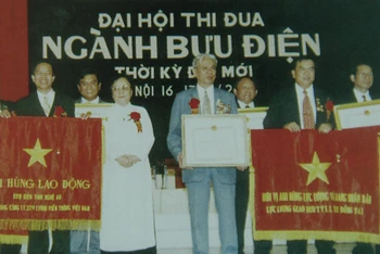 Tại Đại hội thi đua ngành Bưu điện thời kỳ đổi mới, tháng 8/2000, đồng chí Đặng Văn Thân được phong tặng danh hiệu Anh hùng Lao động thời kỳ đổi mới. (Ảnh: mic.gov.vn)