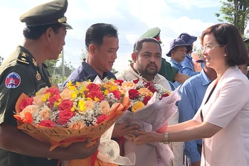 Lãnh đạo tỉnh Bình Phước tặng hoa cảm ơn các đơn vị nước bạn Campuchia đã giúp đỡ đội K72 hoàn thành nhiệm vụ.