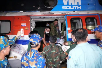 Tổ cấp cứu đường không Bệnh viện Quân y 175 vận chuyển bệnh nhân từ Trung tâm Y tế thị trấn Trường Sa. 