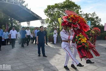 Chủ tịch Quốc hội Vương Đình Huệ và Đoàn công tác dâng hoa, dâng hương tại Nghĩa trang liệt sĩ thành phố Huế, tỉnh Thừa Thiên Huế. (Ảnh Duy Linh)