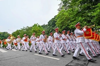 Cán bộ, chiến sĩ Đoàn Nghi lễ Công an nhân dân - Bộ Tư lệnh Cảnh sát cơ động biểu diễn nhạc kèn trên phố đi bộ. 