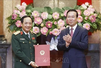 Chủ tịch nước Võ Văn Thưởng trao Quyết định thăng quân hàm cho đồng chí Trịnh Văn Quyết. (Ảnh: TTXVN)