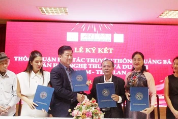 Lễ ký kết thỏa thuận hợp tác giữa lãnh đạo Thời báo Văn học nghệ thuật Việt Nam và Tập đoàn Sol Thái Lan.