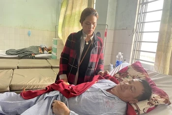 Tài xế Nguyễn Tú Sinh - người may mắn sống sót sau vụ tai nạn kinh hoàng làm 3 thành viên của Câu lạc bộ Bóng đá Hoàng Anh Gia Lai tử vong, hiện đang được điều trị tại Bệnh viện Đa khoa tỉnh Gia Lai. (Ảnh: Quang Thái/TTXVN)