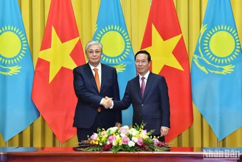 Chủ tịch nước Võ Văn Thưởng và Tổng thống Cộng hòa Kazakhstan Kassym-Jomart Tokayev. (Ảnh: THỦY NGUYÊN)