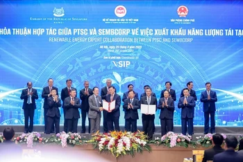 Hai Thủ tướng Chính phủ Việt Nam và Singapore chứng kiến trao nhận giấy phép khảo sát cho dự án điện gió ngoài khơi tại Việt Nam.