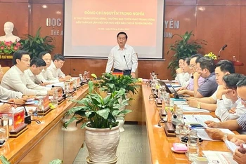 Đồng chí Nguyễn Trọng Nghĩa phát biểu tại buổi làm việc.