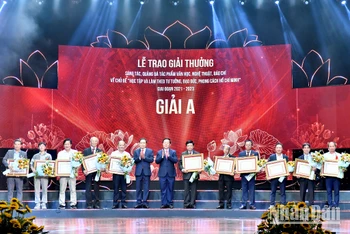 Đồng chí Trần Thanh Mẫn và đồng chí Nguyễn Trọng Nghĩa trao giải A tặng các tác giả đoạt giải.