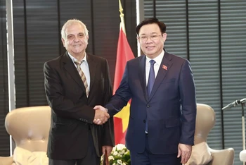 Chủ tịch Quốc hội Vương Đình Huệ tiếp Chủ tịch Hội Hữu nghị Bulgaria-Việt Nam Simeon Dimchev. (Ảnh: Doãn Tấn/TTXVN)