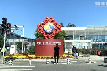 Bên ngoài Trung tâm hội nghị quốc gia ở Bắc Kinh, nơi sẽ diễn ra các sự kiện trong khuôn khổ Diễn đàn. (Ảnh: HỮU HƯNG)