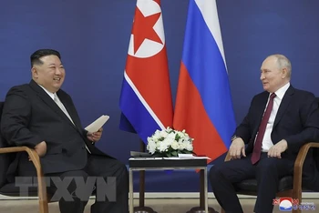 Tổng thống Nga Vladimir Putin (phải) và nhà lãnh đạo Triều Tiên Kim Jong-un (trái) tại cuộc gặp ở Amur, Nga, ngày 13/9/2023. (Ảnh: AFP/TTXVN)