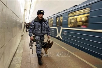Cảnh sát Nga tuần tra tại nhà ga tàu điện ngầm Lubyanka ở thủ đô Moskva. (Ảnh minh họa: AFP/TTXVN)