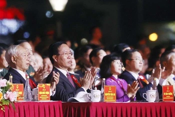 Chủ tịch nước Võ Văn Thưởng và các vị lãnh đạo, nguyên lãnh đạo Đảng, Nhà nước dự Lễ kỷ niệm 60 năm Ngày thành lập tỉnh Quảng Ninh. (Ảnh: Thống Nhất/TXVN)