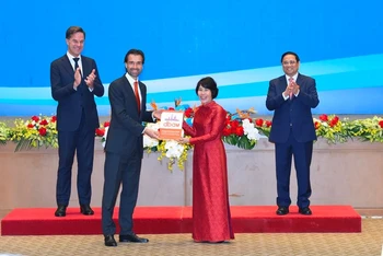 [Ảnh] Thủ tướng Phạm Minh Chính và Thủ tướng Hà Lan Mark Rutte chứng kiến Lễ trao văn kiện hợp tác 