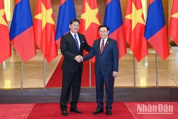 Chủ tịch Quốc hội Vương Đình Huệ và Tổng thống Mông Cổ Ukhnaagiin Khurelsukh. (Ảnh: Duy Linh) 