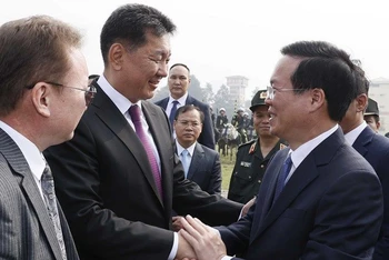 [Ảnh] Chủ tịch nước và Tổng thống Mông Cổ thăm Bộ Tư lệnh Cảnh sát cơ động