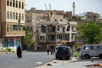 Nhiều ngôi nhà bị hư hại sau các cuộc giao tranh tại thành phố Taez (Yemen), khu vực do Houthi kiểm soát. (Ảnh: AFP/TTXVN)