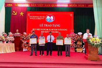 Đồng chí Nông Văn Tâm, Phó Bí thư Thường trực huyện ủy Yên Thế trao Huy hiệu Đảng cho các đồng chí đảng viên.