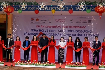 Cắt băng khánh thành 27 công trình nhà vệ sinh trường học tại tỉnh Lạng Sơn.