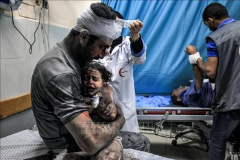 Những người bị thương trong cuộc oanh tạc của Israel được điều trị tại bệnh viện ở Dải Gaza ngày 24/10/2023. (Ảnh minh họa: AFP/TTXVN)