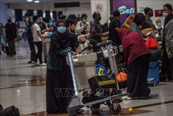 Hành khách tại sân bay quốc tế Juanda Surabaya ở Sidoarjo, Đông Java, Indonesia. (Ảnh tư liệu: AFP/TTXVN)