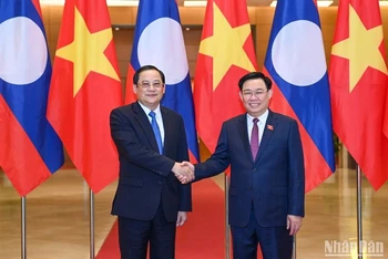 Chủ tịch Quốc hội Vương Đình Huệ và Thủ tướng Lào Sonexay Siphandone. (Ảnh: DUY LINH)
