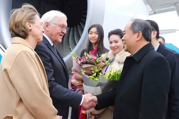 Tổng thống Đức đến Hà Nội, bắt đầu thăm cấp Nhà nước tới Việt Nam