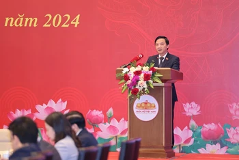Phó Chủ tịch Quốc hội Nguyễn Khắc Định báo cáo tại hội nghị.