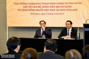 Thủ tướng Phạm Minh Chính trao đổi với bà con cộng đồng người Việt Nam tại New Zealand.