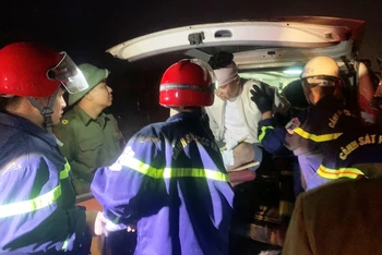 Lực lượng chức năng Quảng Trị kịp thời đưa nạn nhân đi cấp cứu.