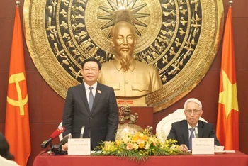 Chủ tịch Quốc hội Vương Đình Huệ phát biểu ý kiến tại cuộc gặp cộng đồng người Việt Nam tại Trung Quốc.