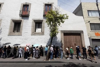 Người dân Mexico xếp hàng đi bỏ phiếu. (Nguồn: Reuters)