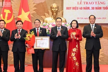 Chủ tịch Quốc hội Trần Thanh Mẫn dự Lễ trao tặng Huy hiệu 40 năm, 30 năm tuổi Đảng