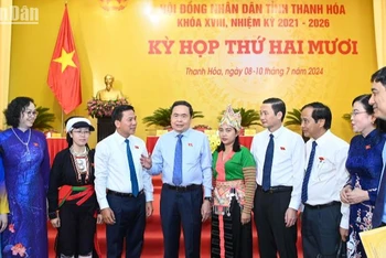 Chủ tịch Quốc hội Trần Thanh Mẫn với các đại biểu HĐND tỉnh Thanh Hóa tại kỳ họp. (Ảnh DUY LINH)