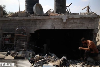 Tòa nhà bị phá hủy sau một cuộc không kích của Israel xuống thị trấn al-Zawaida, Dải Gaza, ngày 7/7/2024. (Ảnh: THX/TTXVN)