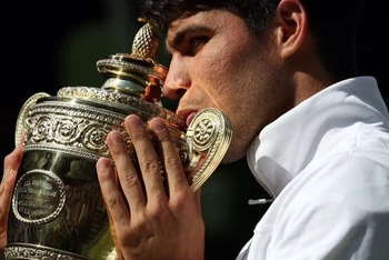 Alcaraz vô địch Wimbledon 2024 sau chiến thắng chóng vánh trước Djokovic